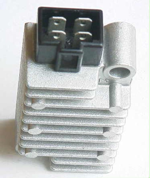 Регулятор напряжения YAMAHA YN 50 '09-'10, TDR 125 '97-'02, TW 125 '99-'03, WR 125R/X '09-'14, TW 200 '01-'20, TT 225 '99, TTR 225 '99-'04, XT 225 '96-'07, TT 250R '99-'06, XT 250 '08-'12, FZR 400RR '90-'94 (OEM:3TJ-81960-02)  TOURMAX RGU-208