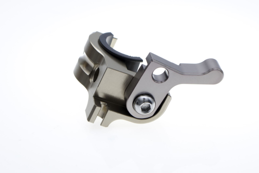 Универсальный хомут на руль с рычагом ACCEL цвет титановый HSL01T